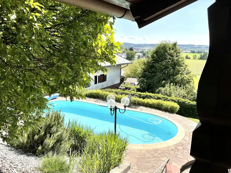 Edles Landhaus mit Pool am Waldrand in Hanglage mit Panoramablick