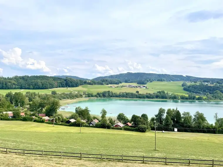 Nähe Lochen am See: Baugrund mit Gartenhaus