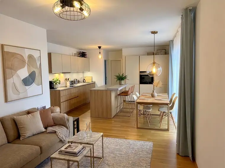 Oberndorf: Neuwertige 3-Zi.-Whg. mit Terrassenbalkon und 2 PKW-Abstellplätze