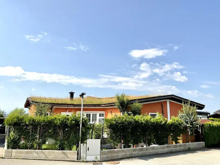 Geräumiges Sternhaus mit Terrasse, Garten und 2 PKW-Stellplätze