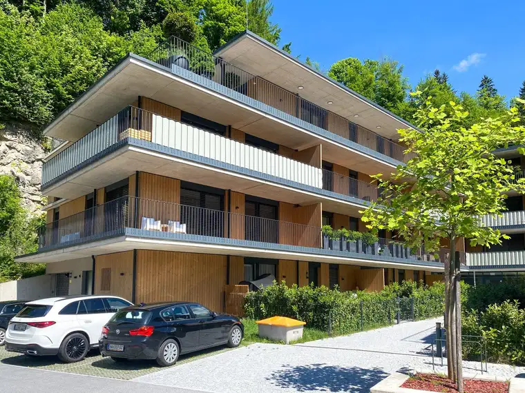 NEUWERTIGE 3-ZIMMER-WOHNUNG MIT GROSSEM BALKON
