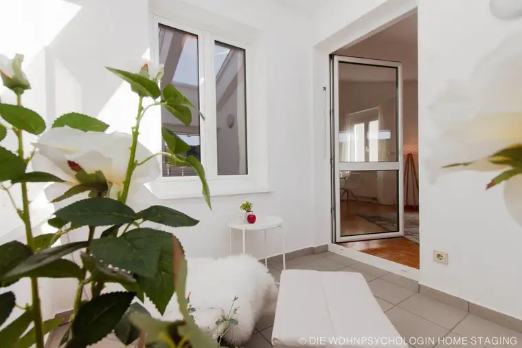 3-ZIMMER-WOHNUNG MIT SCHÖNER AUSSICHT, TIEFGARAGE UND GEPFLEGTER KÜCHE GEGEN ABLÖSE