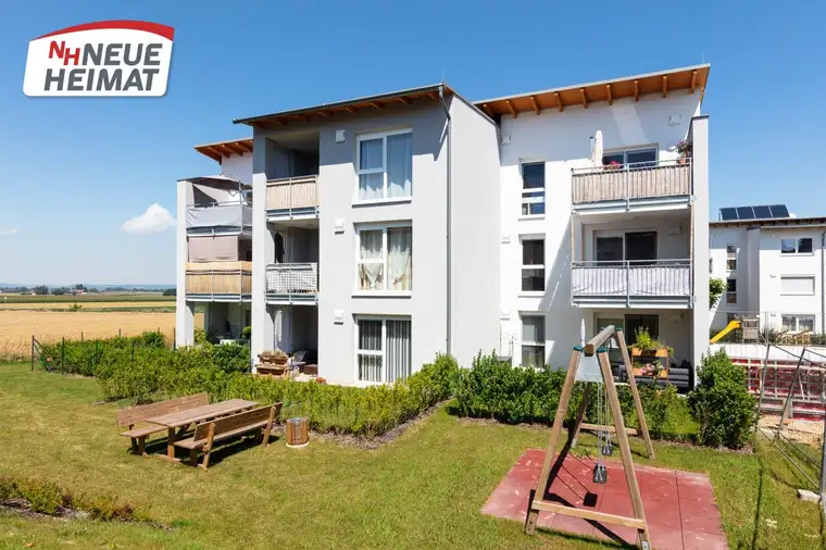 NEUWERTIGE 4 ZIMMER-FAMILIENWOHNUNG MIT TERRASSE UND PARKPLATZ IN GEINBERG!