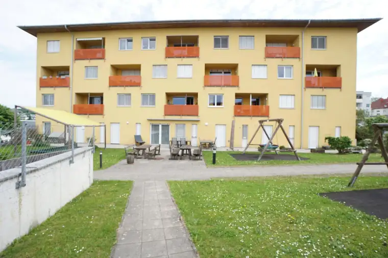FAMILIENWOHNUNG MIT 3-ZIMMER MIT LOGGIA UND PARKPLATZ IN LAMBACH! AB 01.10.2025 VERFÜGBAR!