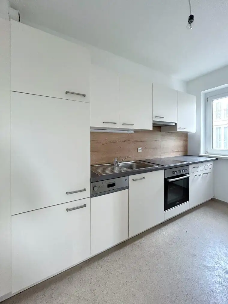 HELLE 2 ZIMMER WOHNUNG MIT KÜCHE, BALKON UND TIEFGARAGENPLATZ - 2 MONATE MIETFREI