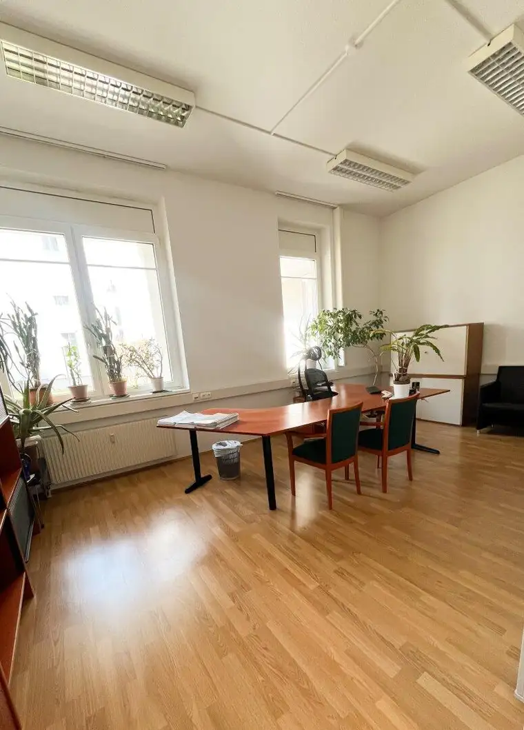 Moderne Büro/Praxis in Linz: 83 m², 4 Zimmer, EG, Hauptmietzins 8 €/m²!