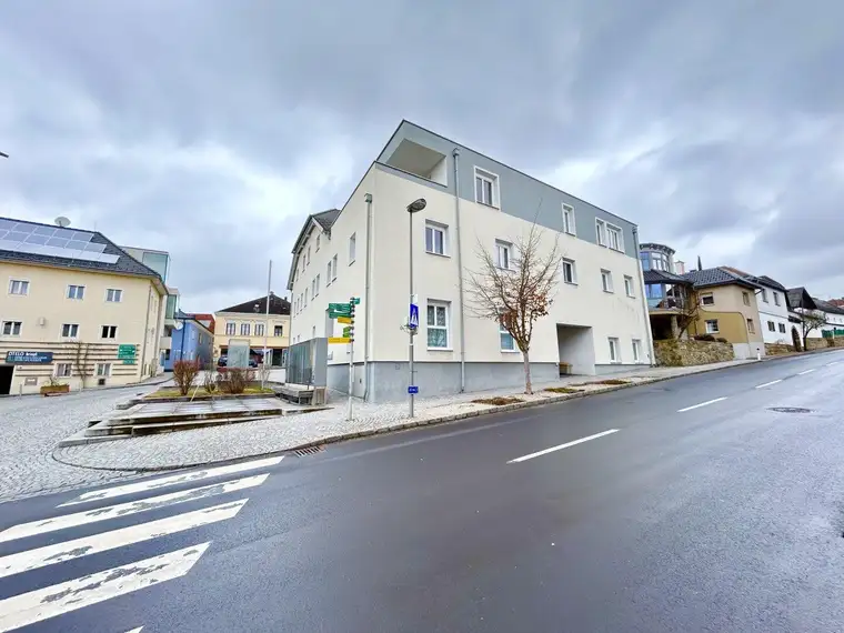 HELLE 2-ZIMMER WOHNUNG MIT LOGGIA IN NEUMAKRT– GEPFLEGT 87,88 m²