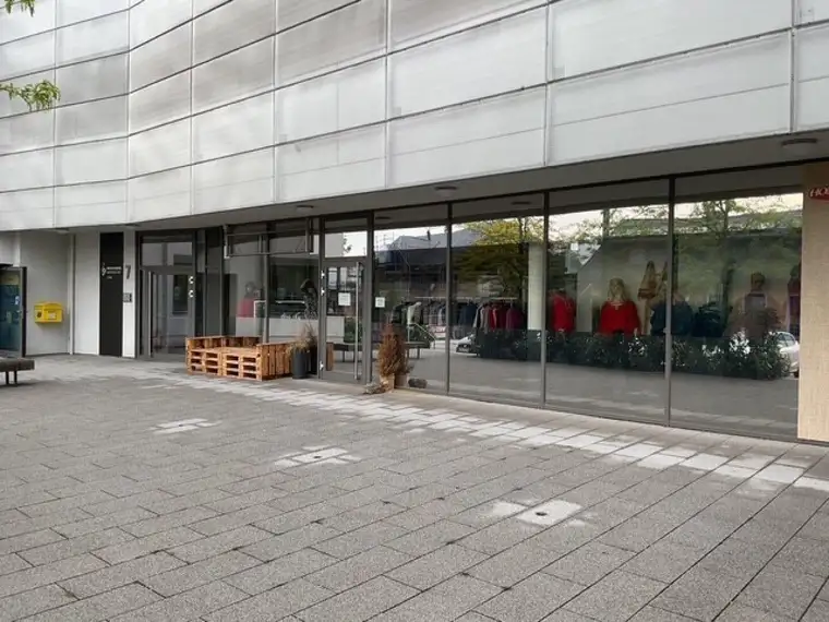 LICHTDURCHFLUTETE GEWERBEFLÄCHE DIREKT AM MARKTPLATZ IN WARTBERG/AIST!