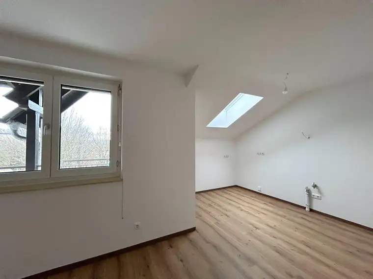 TRAUMWOHNUNG IN PREGARTEN - 3 ZIMMER MIT BALKON UND PARKPLATZ NEU SANIERT