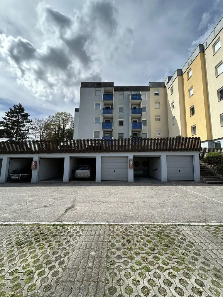 2-ZIMMER-BALKONWOHNUNG MIT PARKPLATZ IN SCHWERTBERG!
