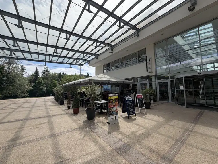 GERÄUMIGE GASTRO IM GARTENSTADTZENTRUM PUCHENAU – VOLL AUSGESTATTET MIT GASTGARTEN