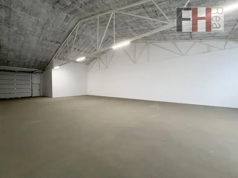 220m² große Lagerhalle, Raumhöhe 4m, großes elektrisches Einfahrtstor, am Ortsrand von Gablitz!