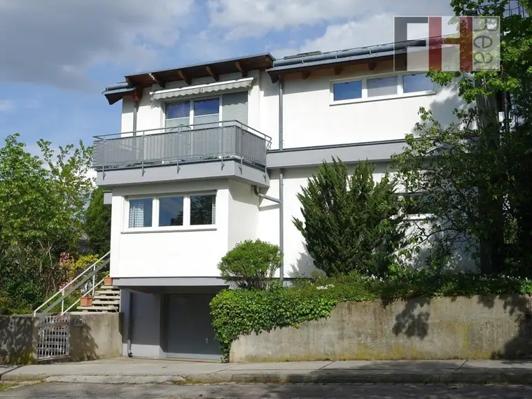 Großzügige Villa, 7 Zimmer, Swimmingpool, schöner, gepflegter Garten in Maurer Cottage!
