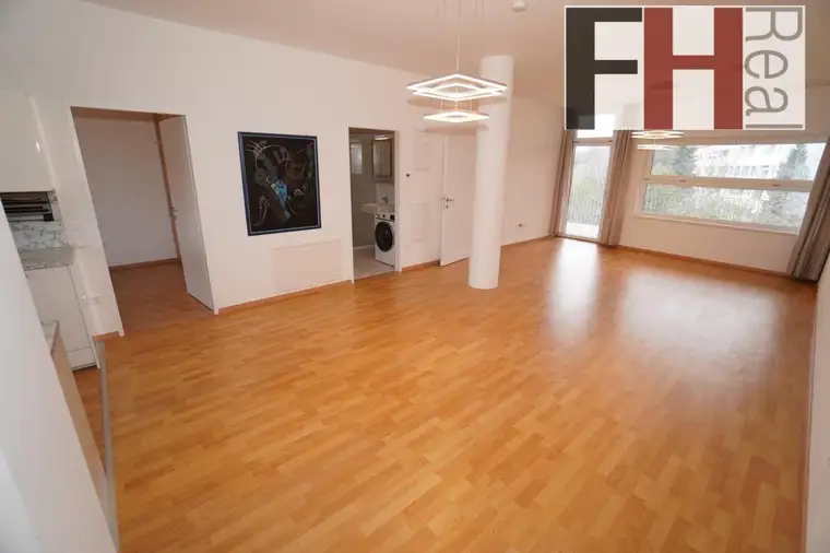 Helles, modernes Apartment mit großer Loggia und Parkplätzen