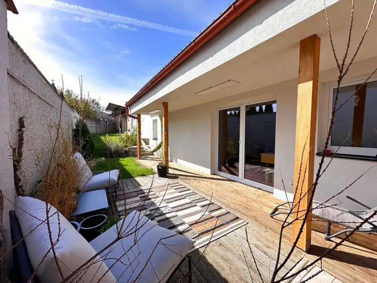 Moderner, großzügiger Bungalow mit 5 Zimmern und kleinem Garten