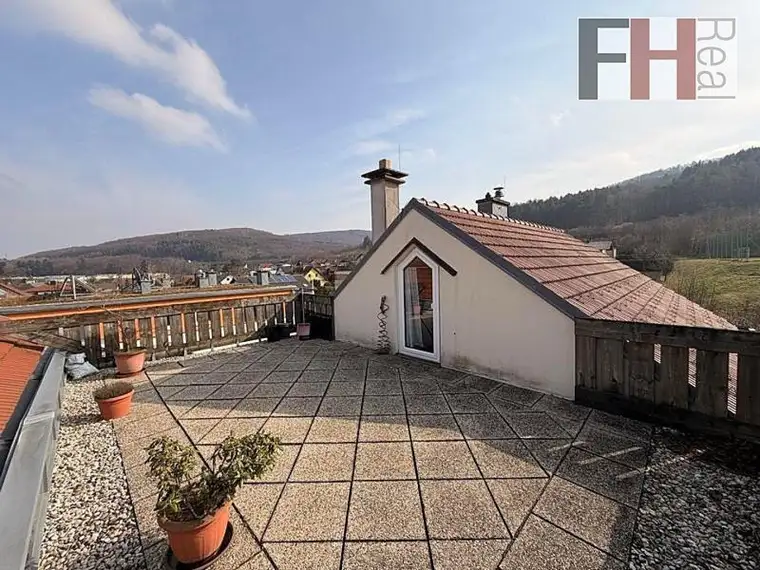 Entzückende 2,5 Zimmer Maisonettewohnung mit Balkon, Dachterrasse und Parkplatz