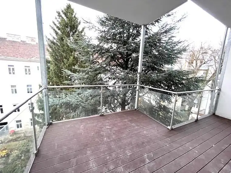ERSTBEZUG: wunderschöne 4 Zi.-Wohnung mit sehr großem Balkon