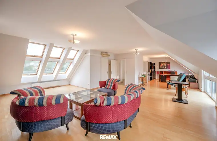 Mehr Platz zum Leben &amp; Arbeiten: Großes Einfamilienhaus mit Garten, Sauna, Infrarotkabine, Solarium und Whirlpool