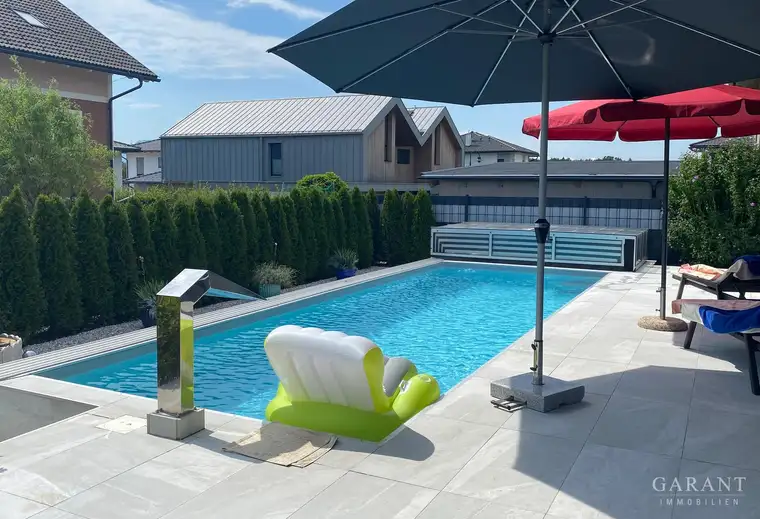 Eleganter Bungalow mit Pool und großzügiger XXL-Garage für Ihren Fuhrpark!