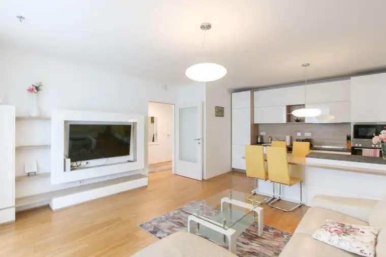 voll möblierte 2-Zimmer-Wohnung mit Loggia