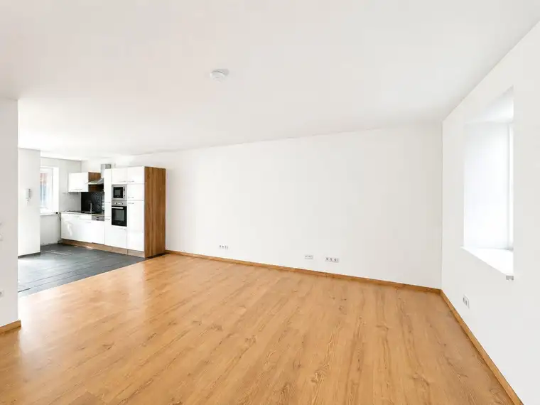 MODERNES WOHNEN MIT BESONDERS GROSSZÜGIGEM GARTEN IN NEUDÖRFL