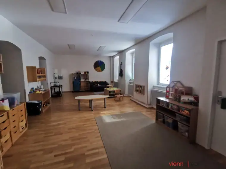 Gesamtes Haus - Komplett adaptiertes rd. 765 m2 Objekt für Kindergarten-Gruppen / Kinder-Tagesstätte / Praxisgemeinschaft