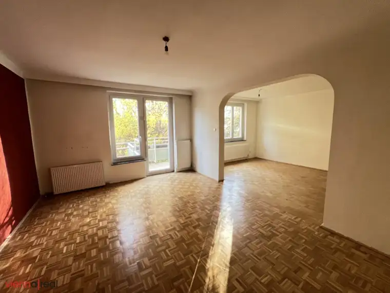 Ruhige 3-Zimmer Wohnung mit 2 kleinen Balkonen, Grünblick und Garagenplatz optional - Sanierungsbedarf