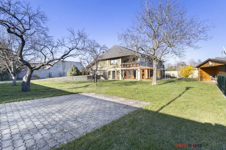 Schöner Privatwohnsitz mit großem Garten, 5 Schlafzimmern, 4 Bädern und Einliegerwohnung