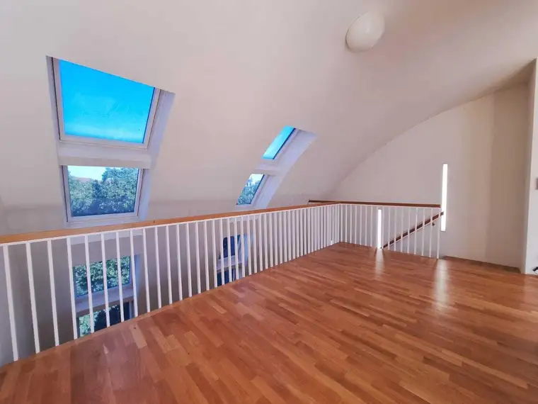 360 Tour / Parkblick - Exklusive, modern ausgestattete 2-Zimmer-Maisonette-Dachterrassenwohnung in bester Lage des 9. Bezirks