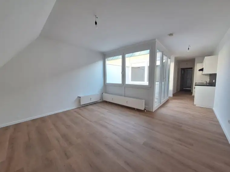 360° Tour / Sanierte, moderne 1,5-Zimmer-Dachgeschoss-Altbauwohnung mit Atrio