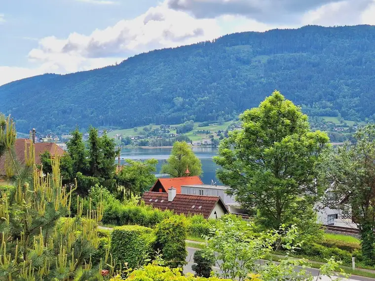 Sanierungsbedürftiges Einfamilienhaus mit Balkon und direktem Blick auf den Ossiacher See - Nähe Sattendorf / Bodensdorf  