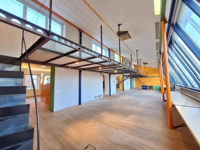 360 TOUR / Multifunktionales, modernes, lichtdurchflutetes Dachgeschoss-Atelier/Büro mit Terrasse in bester Lage des 18. Bezirks