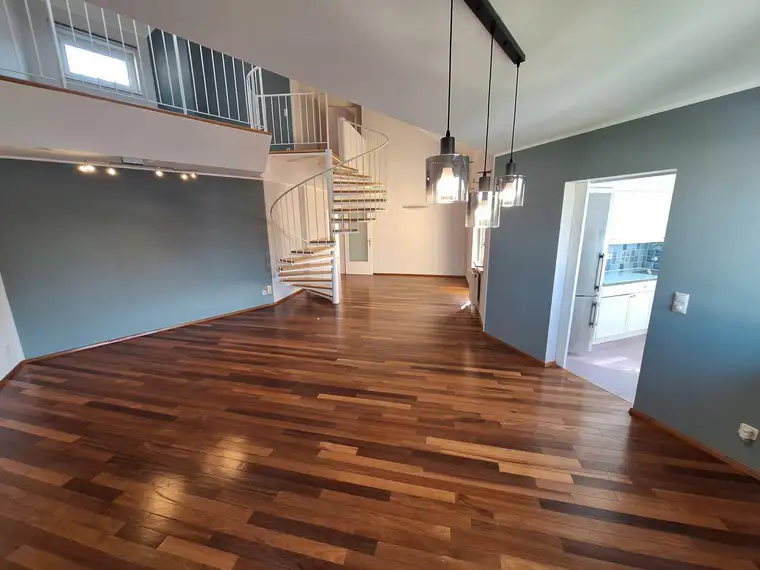 360° Tour / Großzügige, helle 5-Zimmer-Terrassen-Loggia-Neubauwohnung (Lift) mit Garagenplatz und Fernblick