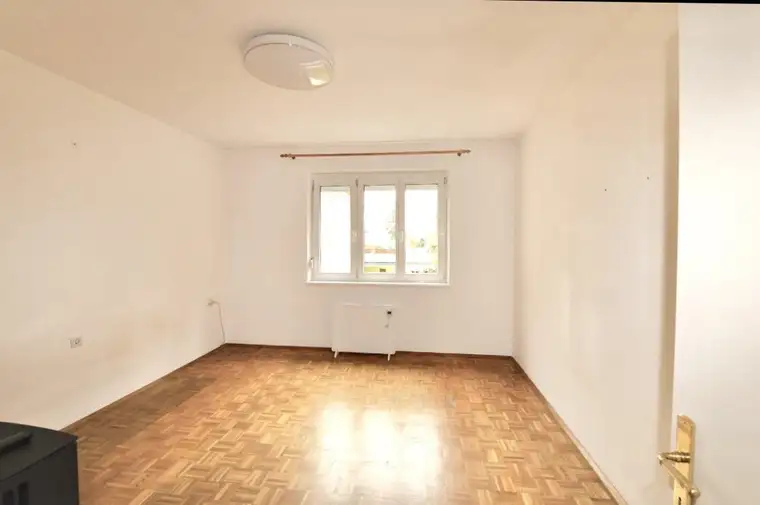 Hollabrunn-Zentrum: hübsche 3-Zimmerwohnung in Toplage, Küche mit Küchenzeile, hell, guter Zustand, Hausgarten, Nähe Bahnhof!