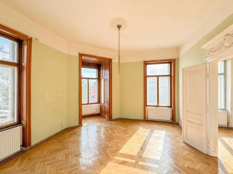 Helle Altbauwohnung mit Erkerzimmer im 18. Bezirk - Renovierungsbedarf mit Potenzial