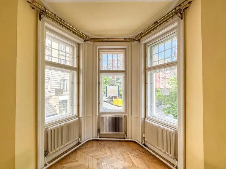 Jugendstil-Etage mit charmantem Erker und Renovierungspotenzial "auf der Wieden" in sehr guter Lage
