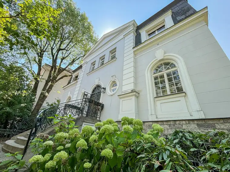 Repräsentative Jahrhundertwende-Villa mit weitläufigem Garten in Hietzing
