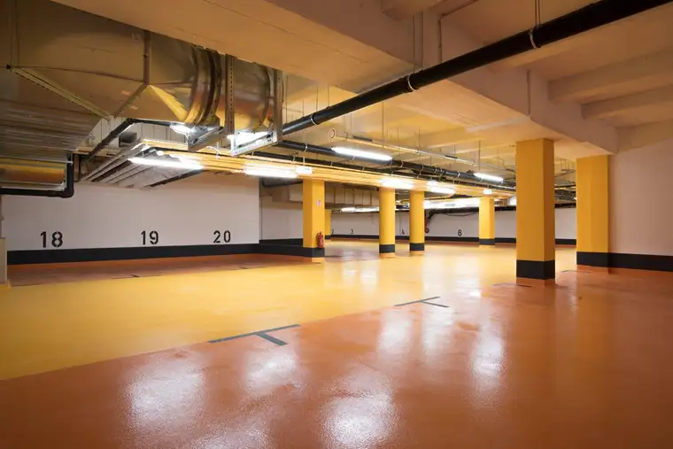 Motorradstellplatz direkt bei U6 + S-Bahn Floridsdorf - Pius Parsch Platz 1, 1210 Wien
