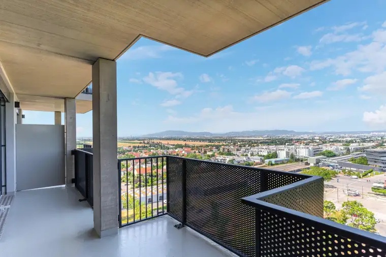 Traumblick aus dem 10. Stock mit Riesenbalkon!