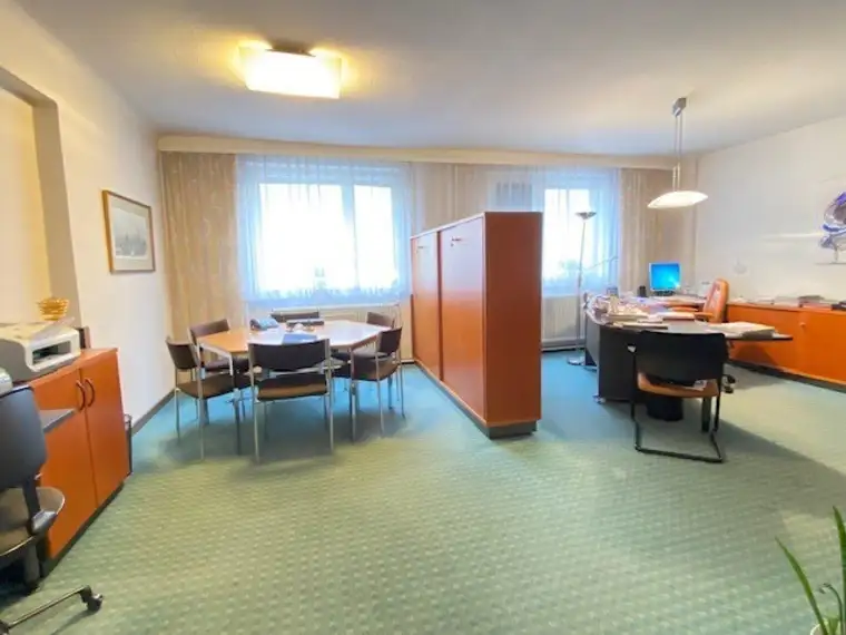 Modernes Büro/Praxis mit zwei Straßen-Eingängen in Top-Lage mit Garage und Aufzug! Das Büro bietet hervorragende Möglichkeiten zur individuellen Gestaltung!