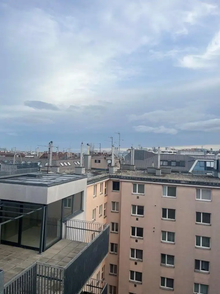 Neuwertige Dachgeschoßmaisonette mit Süd-West-Terrassentraum und Garage