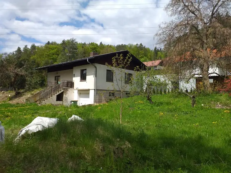 Voll unterkellertes Einfamilienhaus mit Sanierungsbedarf zum Schnäppchenpreis! Sehr großes Grundstück!