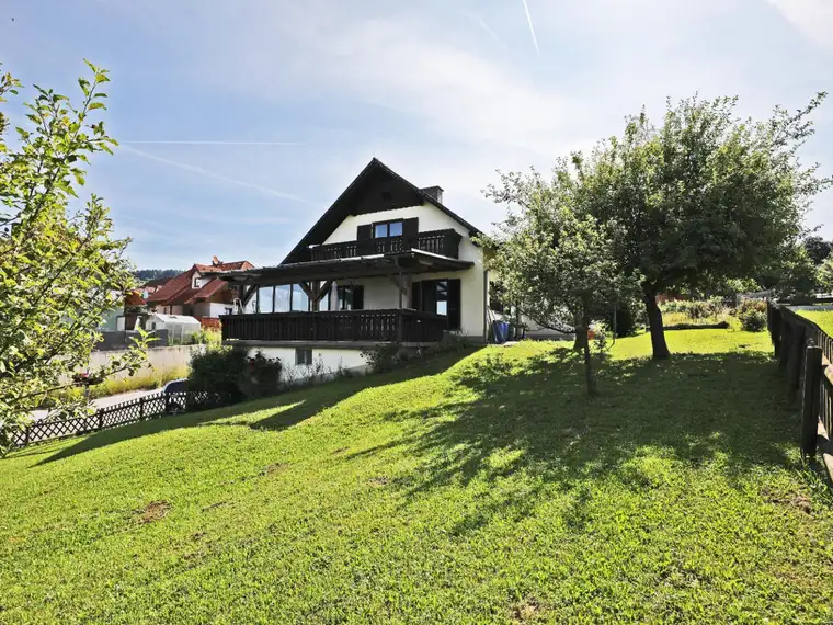 Sehr großes Haus in Semriach, nur 25 Autominuten von Graz entfernt, vielseitig nutzbar, mit großer Terrasse, Balkon und Garage,