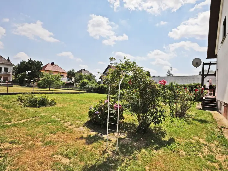 Einfamilienhaus auf einem Grundstück mit hoher Bebauungsdicht Nähe Metro Graz - Vollkeller - Sanierungsbedarf