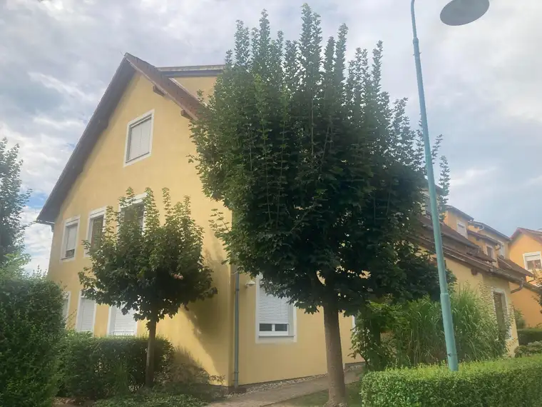 Ruhige sonnige Wohnung mit Balkon und Parkplatz zur Miete