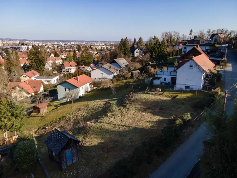 Schönes Baugrundstück mit Baubewilligung und herrlichem Stadtpanorama