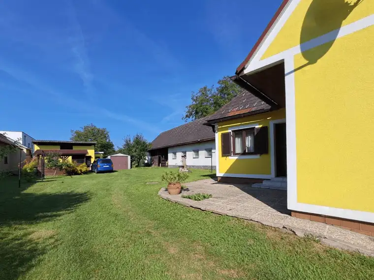 Kompaktes Haus mit Nebengebäude – perfekt für Familien oder Firmen!