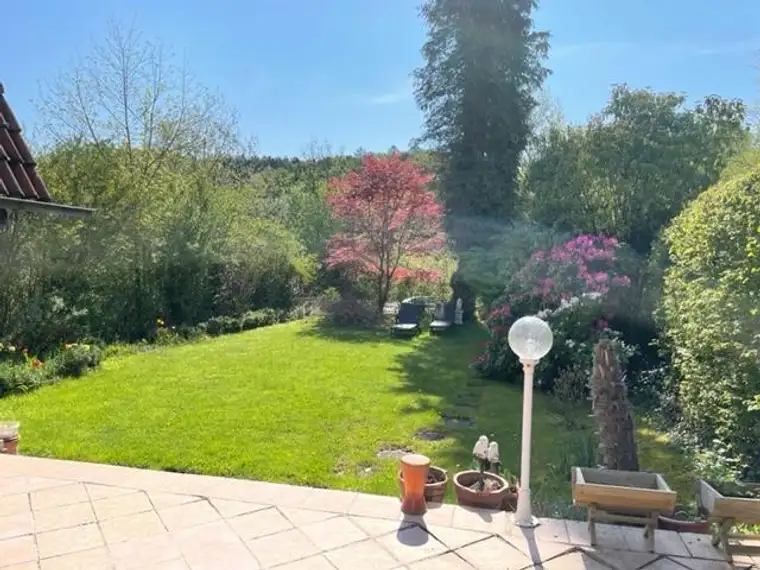 Großzügiges Wohnhaus auf 2.500 m² Grund mit Pool in Graz-Ragnitz