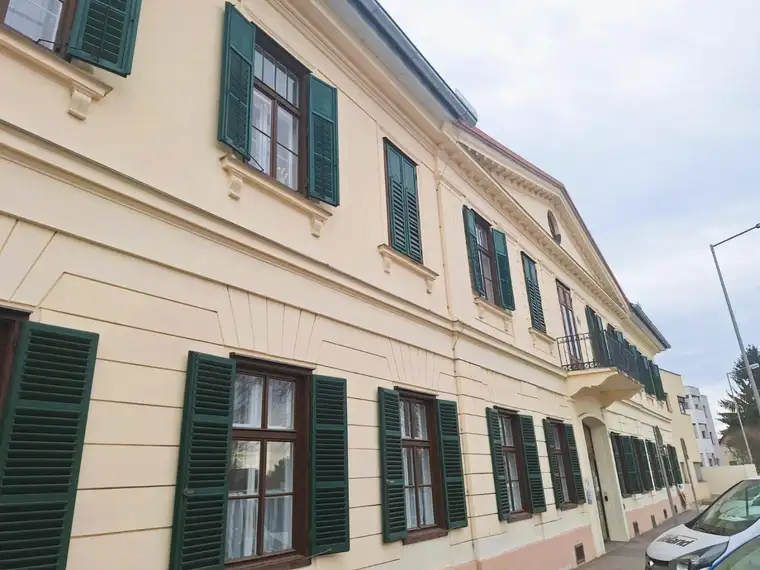 Villa Liebenau! Neuwertige Mansarden-Dachgeschoss-Wohnung mit 2 Zimmern, [GF,LH]