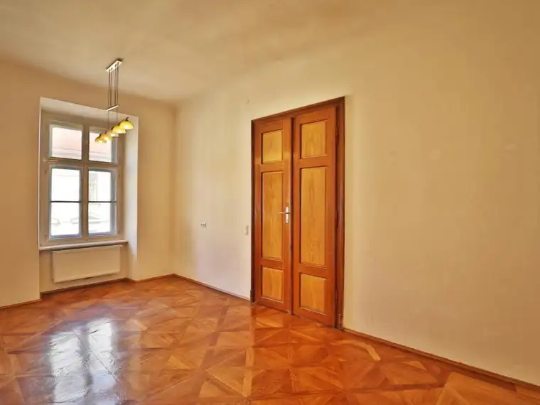 Große, wunderschöne Altbau-Wohnung mit 8 Zimmern sucht einen neuen Eigentümer